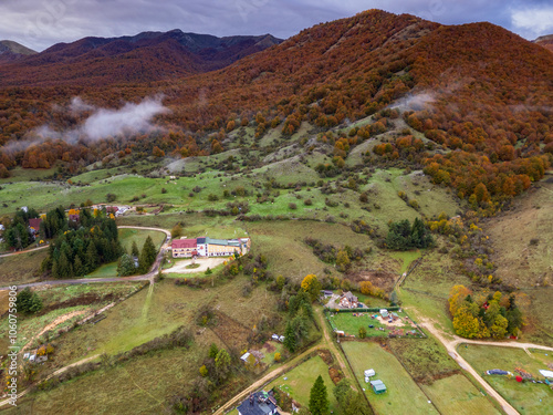 Obraz na płótnie Vista aerea di Pescasseroli nel parco nazionale di abruzzo Lazio e Molise. Il foliage in autunno w salonie