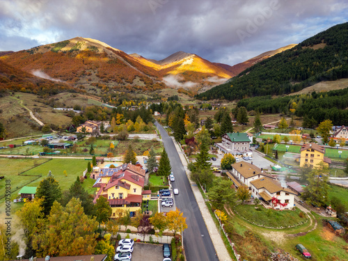 Obraz na płótnie Vista aerea di Pescasseroli nel parco nazionale di abruzzo Lazio e Molise. Il foliage in autunno w salonie