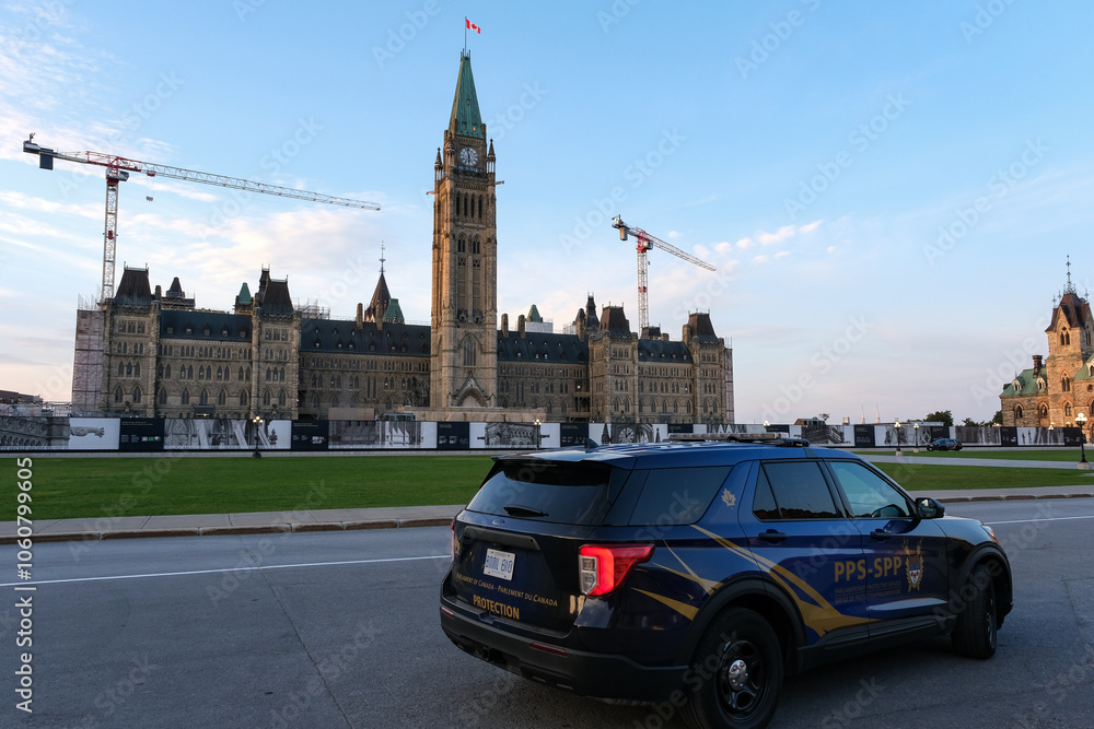 Obraz premium Parliament protection vehicle in front of the Parliament Hill October 2024