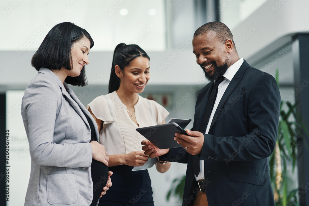 © peopleimages.com - Business people, planning and tablet with conversation, pregnant woman and digital schedule in office. Collaboration, teamwork and handover for maternity leave with brand management and company app