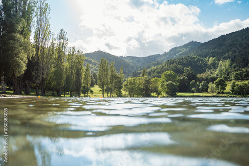 Au ras de l'eau, à la surface du lac de Belcaire - Aude - France