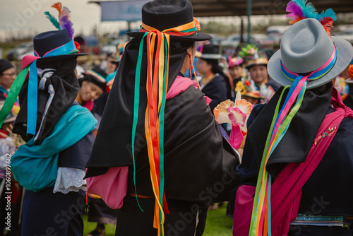 Foto Grupo de mujeres indígenas bailando con su atuendo tradicional durante la fiesta del florecimiento llamado Pawkar Raymi en la comunidad de Peguche, Otavalo, Imbabura, Ecuador, Sur América