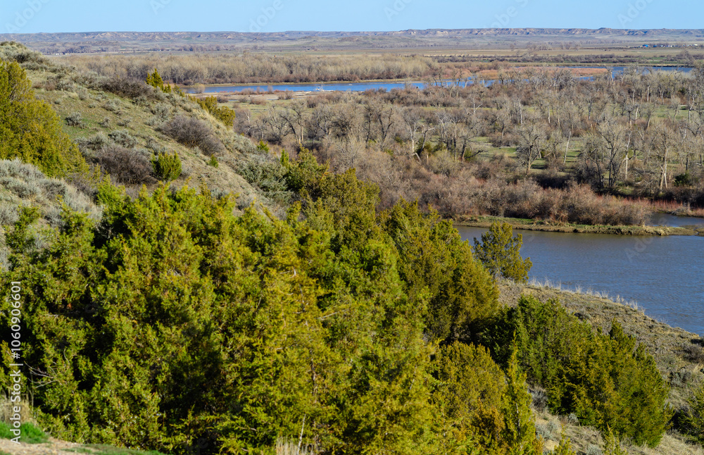 Obraz premium Valley with a slowly flowing river, glare of the sun, Montana