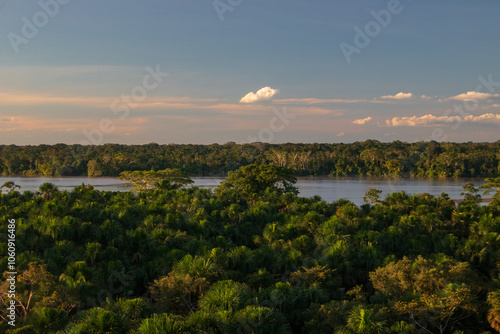 Vista para o rio Napo ao entardecer