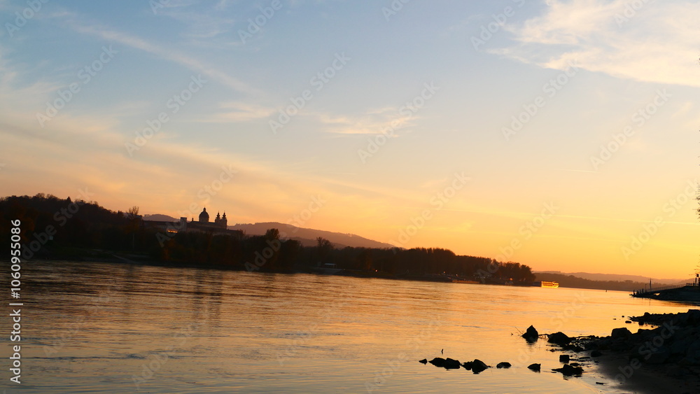 Naklejka premium Abenddämmerung an der Donau bei Melk