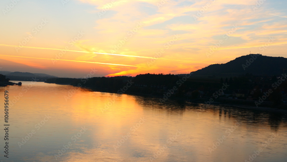 Oranger Himmel spiegelt sich in der Donau, bei Melk Oranger Himmel spiegelt sich in der Donau, bei Melk