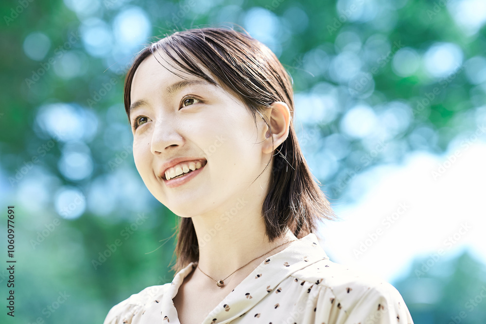 緑地でリラックスする若い女性のポートレート