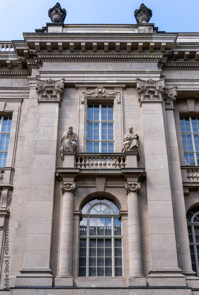 Historische Gebäudefassade an der Staatsbibliothek in der Universitätstrasse, Berlin, Deutschland Historische Gebäudefassade an der Staatsbibliothek in der Universitätstrasse, Berlin, Deutschland