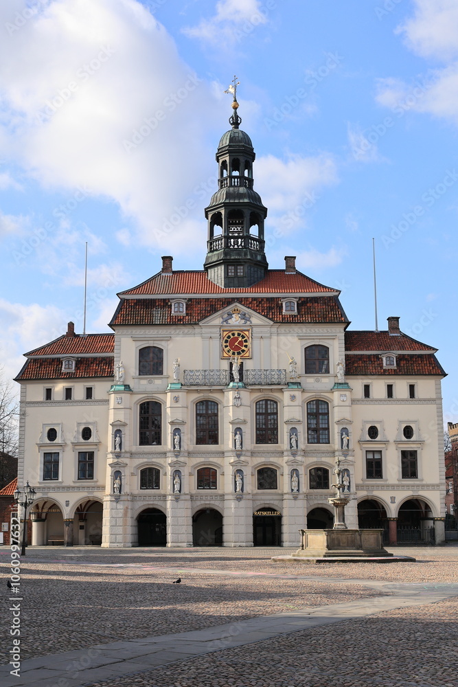 Fototapeta premium Blick in die Altstadt von Lüneburg in Niedersachsen