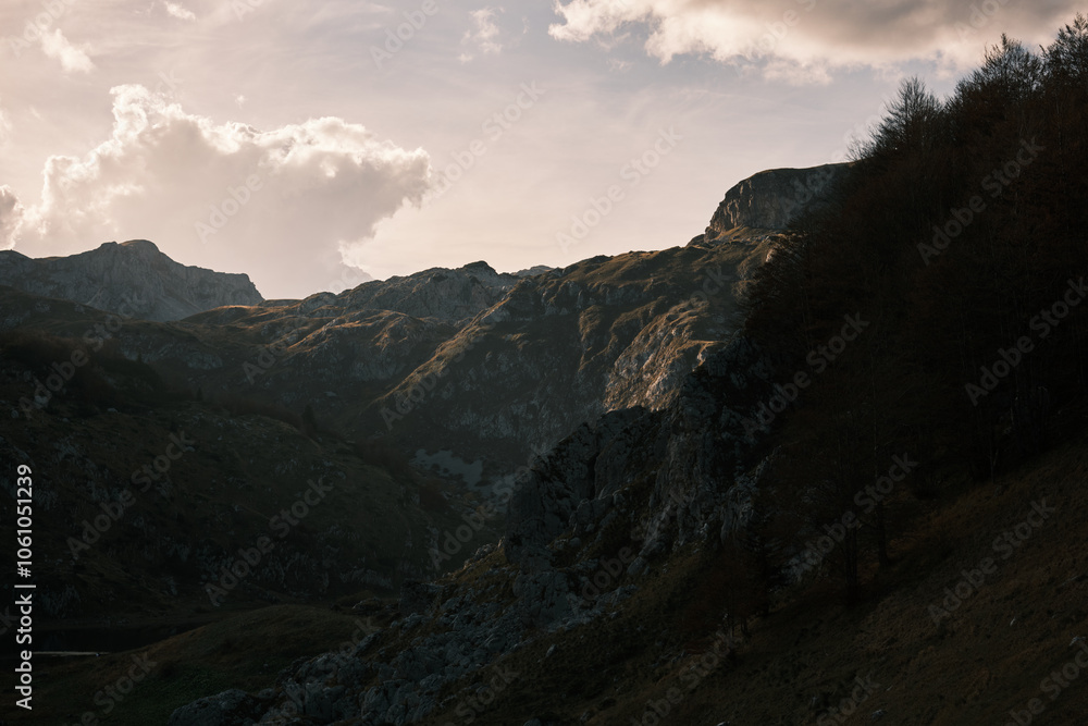 Obraz premium Beautiful mountain landscape with people hiking under the sun