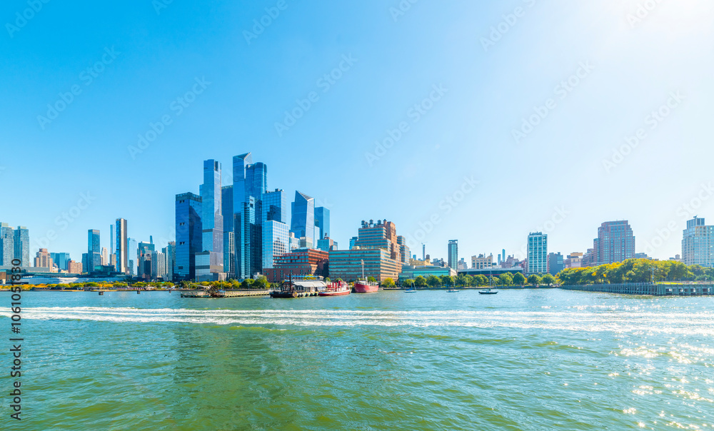 Obraz premium Midtown Manhattan skyscrapers seen from Hudson River on a sunny morning