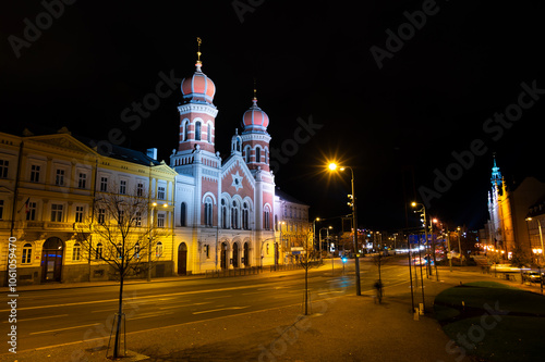 Obraz na płótnie A captivating night view of the illuminated synagogue in Pilsen, showcasing its stunning architecture and warm lights, creating a serene and magical atmosphere w salonie
