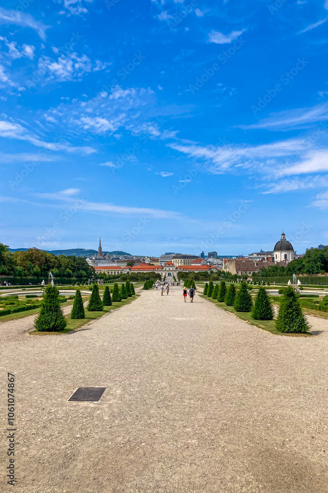 Fototapeta premium Belvedere Palace and garden in Vienna, Austria