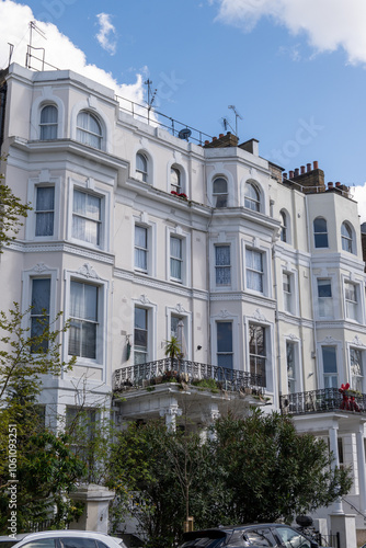 Wallpaper Mural Notting Hill, walking on streets with white houses and flowering gardens in spring, city life, wealthy neighbourhoods in London, UK Torontodigital.ca