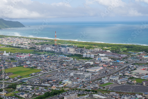 展望台から眺める美しい海と街並み