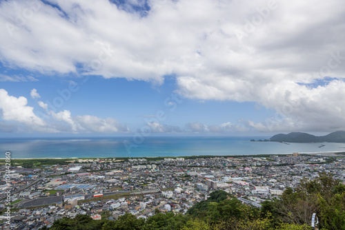 展望台から眺める美しい青い海と大空 眼下に広がる街並み