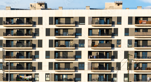Fachada de un edificio nuevo con balcones en un barrio de Granada, España