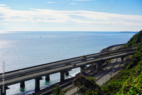 美しい海沿いのインフラ：日本の道路と景観