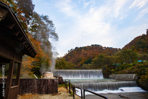 紅葉に染まる肘折温泉の風景