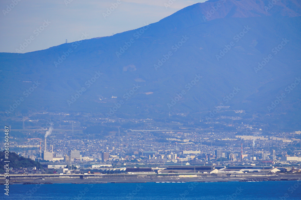 自然と共存する工業地域の風景