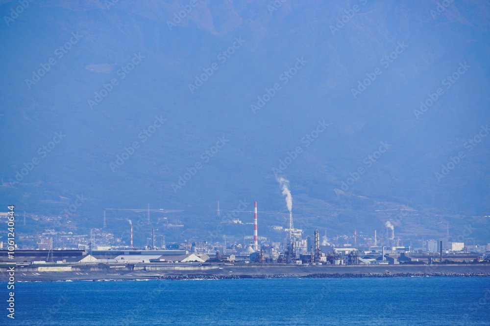 自然と共存する工業地域の風景