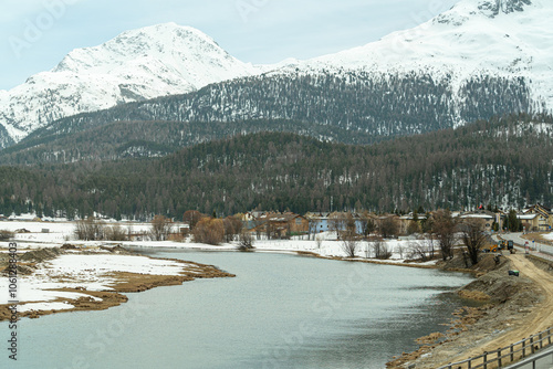 Día frío en el pueblo y Lago St Moritz en los Alpes Suizos. photo