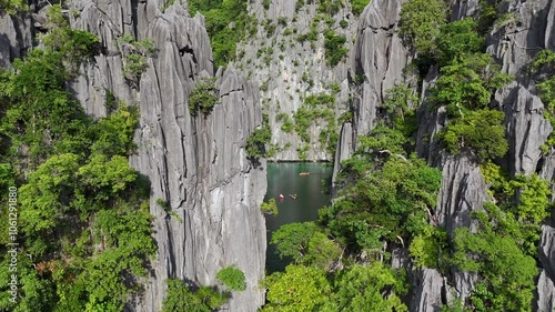 Spectacular Drone Fly-Through of Twin Lagoon on Coron Island, Philippines – Sunset Over Turquoise Waters, Boats, and Lush Cliffs in Stunning 4K