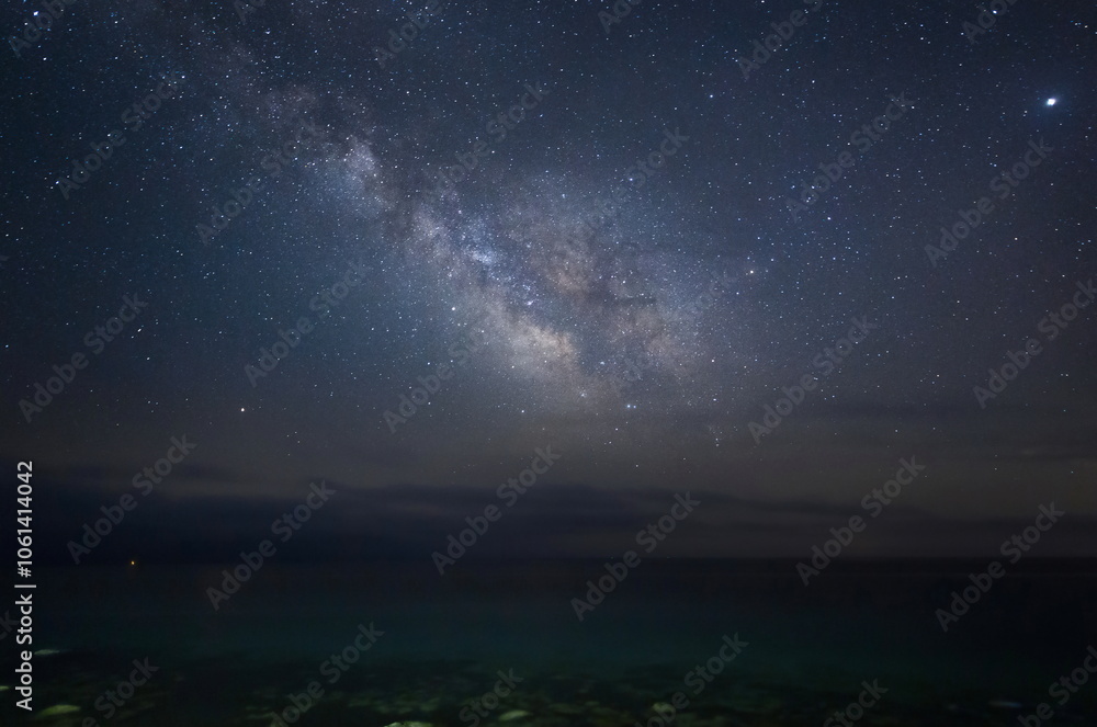 夜でも海の底が見える透き通った海と天の川 夜でも海の底が見える透き通った海と天の川
