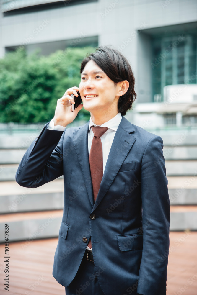 スマホを使うスーツ姿の男性
スマホを使うスーツ姿の男性