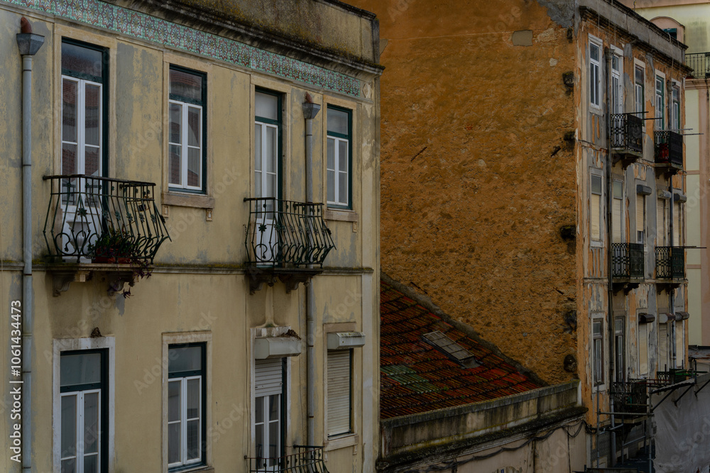 Fototapeta premium Die schöne Altstadt Lissabon in Portugal mit Burgen alten Gebäuden und Straßen und Baukunst