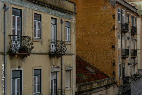 Die schöne Altstadt Lissabon in Portugal mit Burgen alten Gebäuden und Straßen und Baukunst