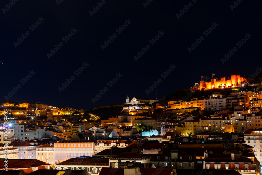 Fototapeta premium Die schöne Altstadt Lissabon in Portugal mit Burgen alten Gebäuden und Straßen und Baukunst