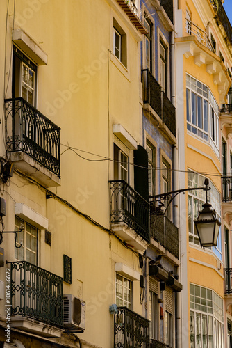 Die schöne Altstadt Lissabon in Portugal mit Burgen alten Gebäuden und Straßen und Baukunst