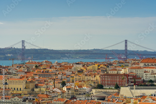 Die schöne Altstadt Lissabon in Portugal mit Burgen alten Gebäuden und Straßen und Baukunst