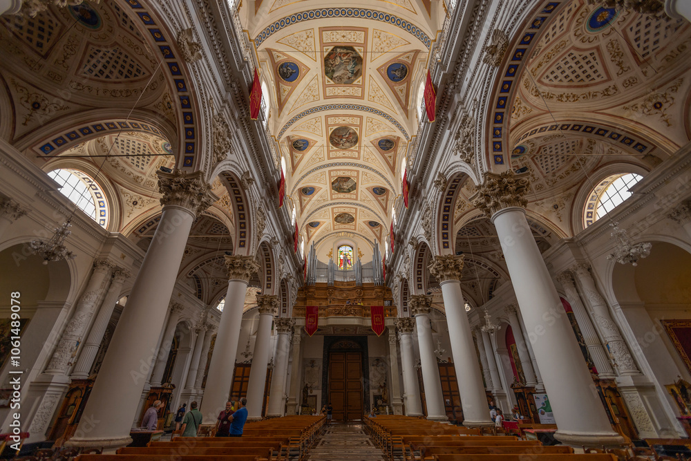 Obraz premium MODICA, ITALY, JUNE 23, 2023 - Inner of the cathedral of San Peter Apostle in Modica, province of Ragusa, Sicily, Italy