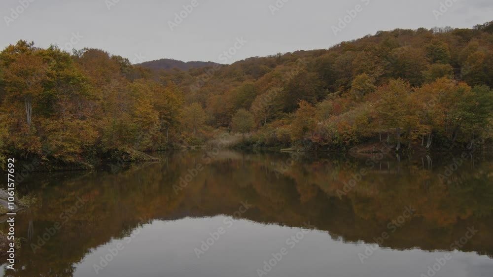 曇りの日の、カラフルな紅葉と、紅葉が反射している湖 曇りの日の、カラフルな紅葉と、紅葉が反射している湖