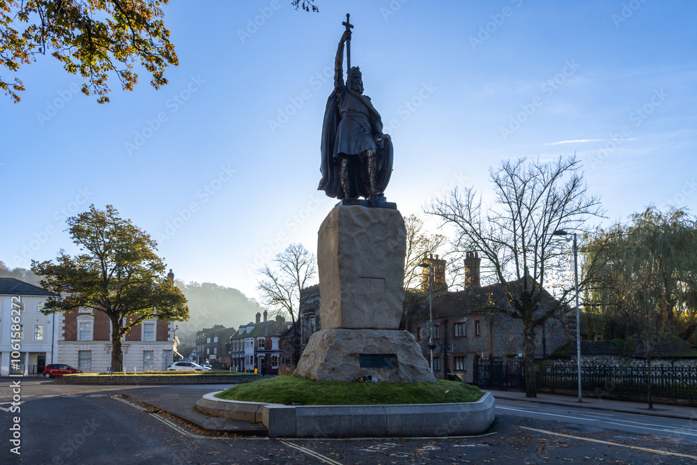 Obraz premium Backlit silhouette of King Alfred statue in Winchester at sunrise