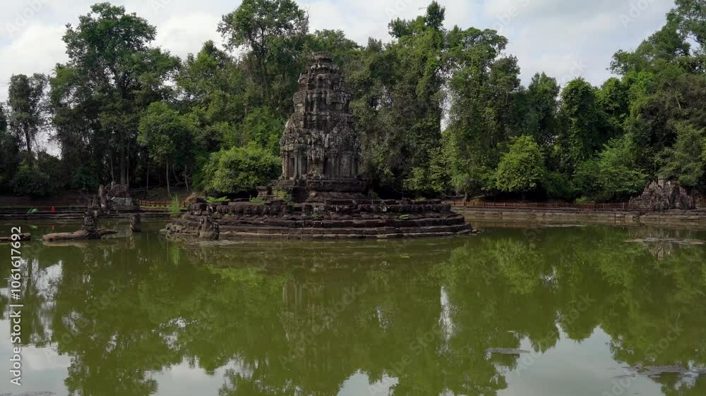 密林に広がる蓮池とその中央にある寺院 密林に広がる蓮池とその中央にある寺院