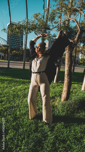 Fotografie Mujer modelando gabardina en el exterior