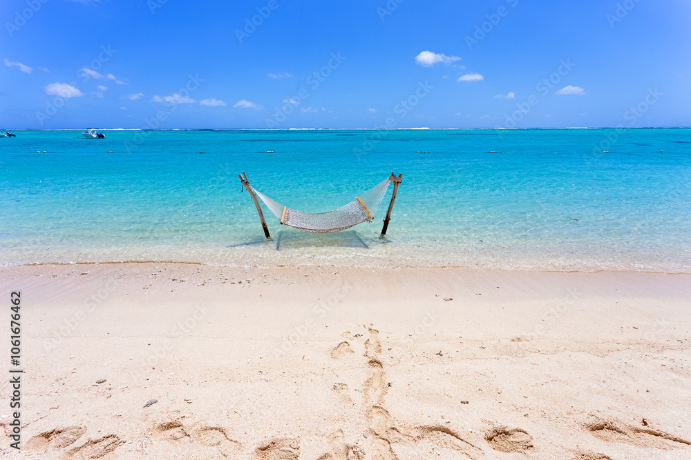 Hamac les pieds dans l’eau sur plage parad Hamac les pieds dans l’eau sur plage parad
