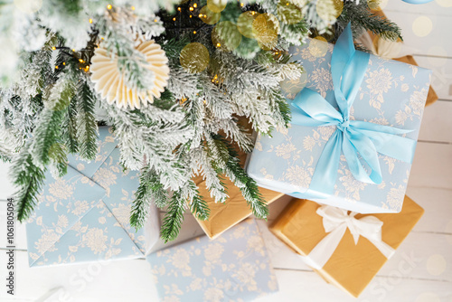 Foto Decorated Christmas tree with beautifully wrapped gifts underneath