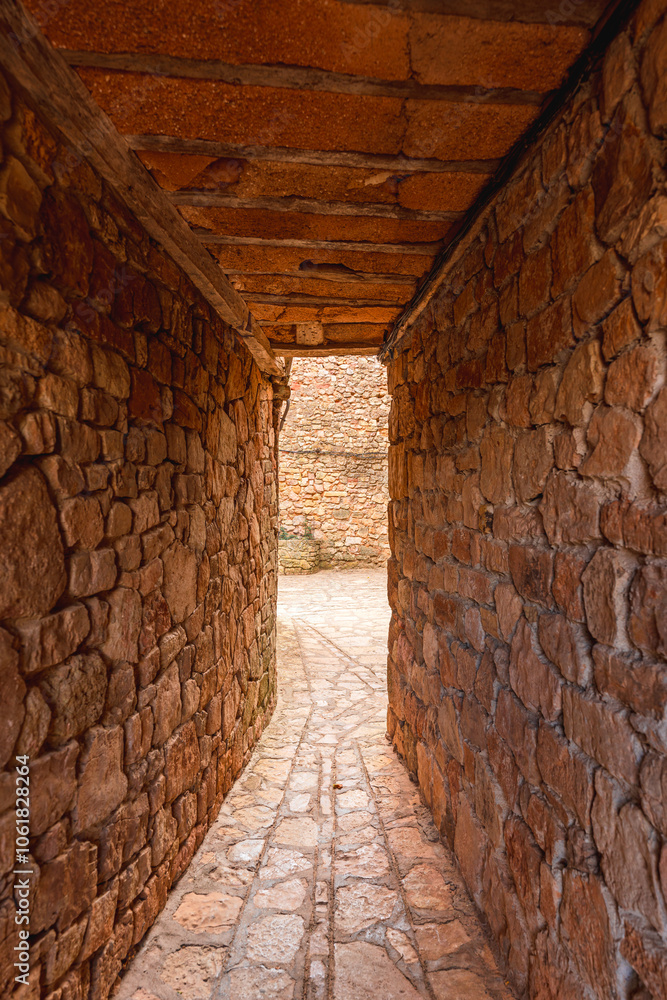 Φωτογραφία View of an alley in the beautiful town of Medinaceli, Soria province, Spain
