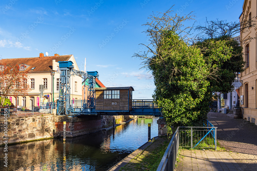 Obraz premium Blick auf die historische Hubbrücke in der Stadt Plau am See