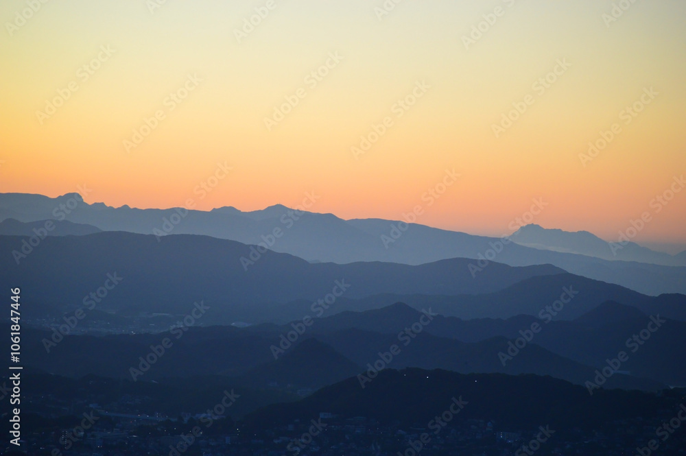 Fototapeta premium 夜明けに長崎県佐世保市弓張岳から望む山々