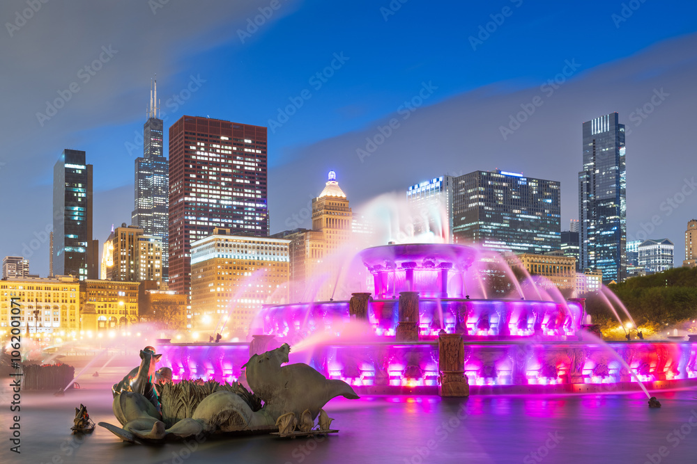 Naklejka premium Chicago, Illinois, USA Fountain and Skyline