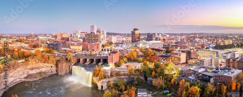 Obraz na płótnie Rochester, New York, USA cityscape on the Genesee River and High Falls at twilight. w salonie