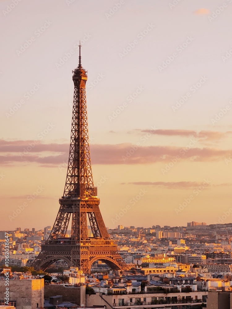 Obraz premium Aerial view of Eiffel Tower against sky during pink sunset