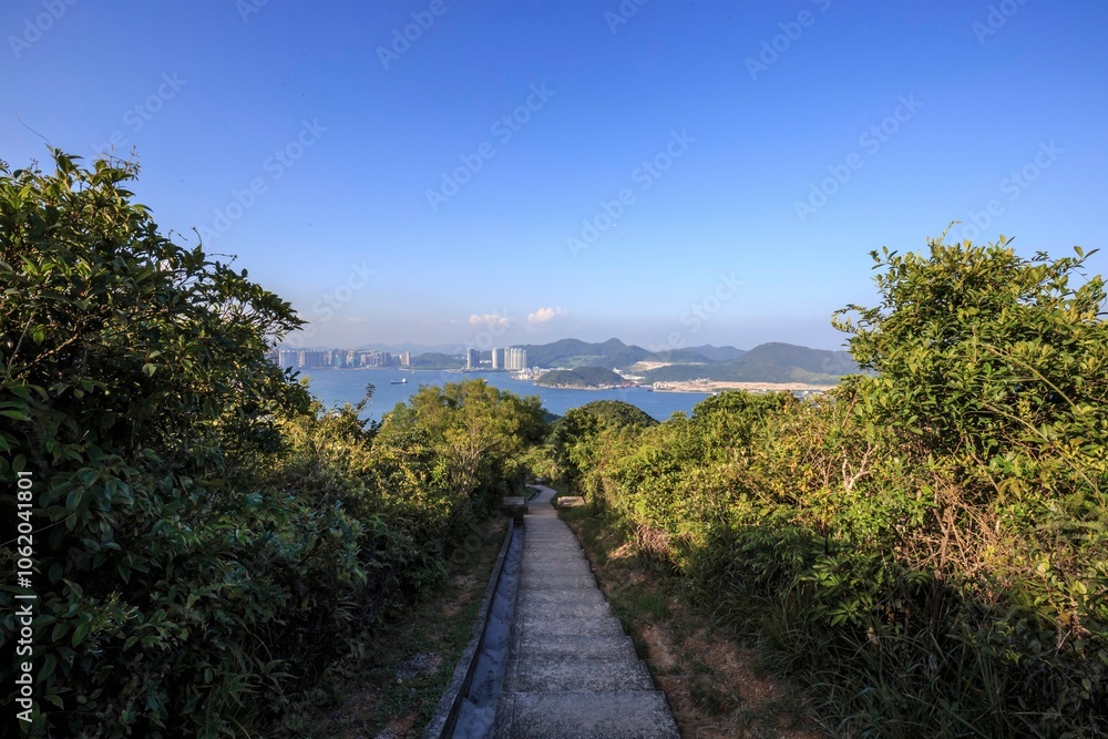 Fototapeta premium Hiking Trail with Panoramic View of Coastal City