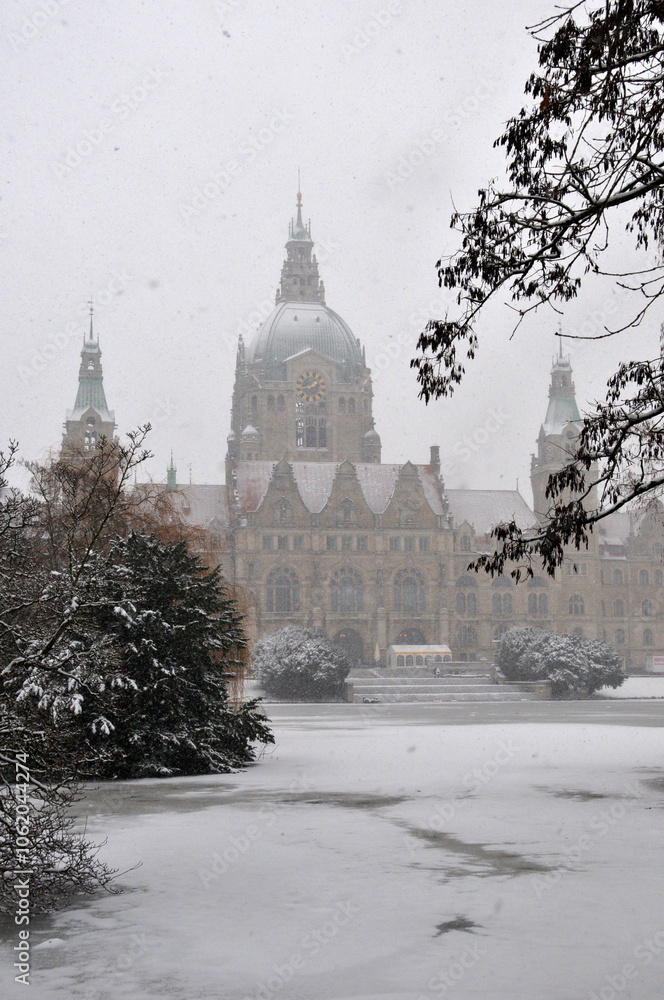 Naklejka premium Maschpark mit Neuen Rathaus von Hannover verschneit