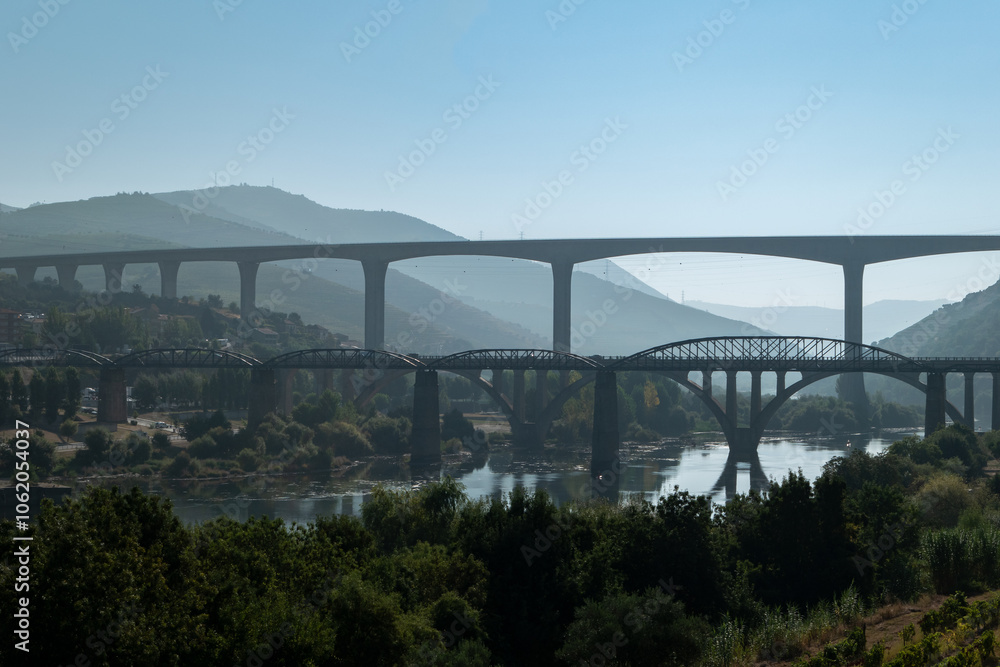 Fototapeta premium Majestosas pontes sobre o rio Douro em Peso da Régua. Uma harmonia entre património e inovação em Portugal